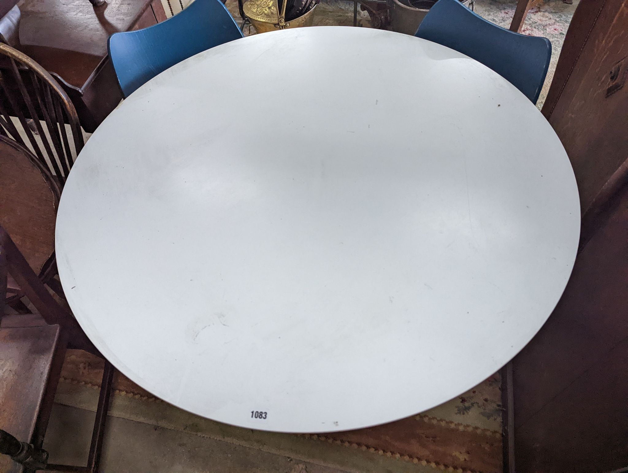 A Tulip style circular dining table, diameter 100cm, height 73cm